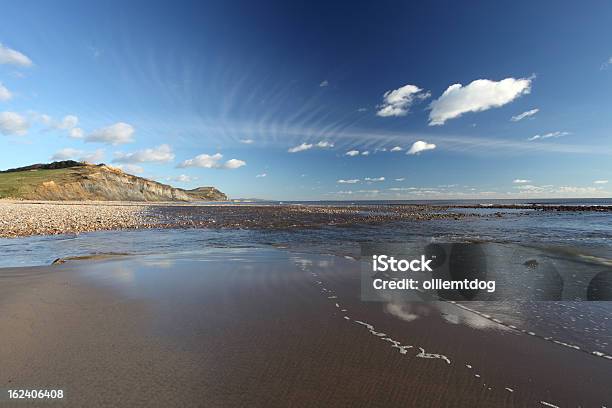 Foto de Charmouth Beach e mais fotos de stock de Areia - Areia, Azul, Céu - Fenômeno natural