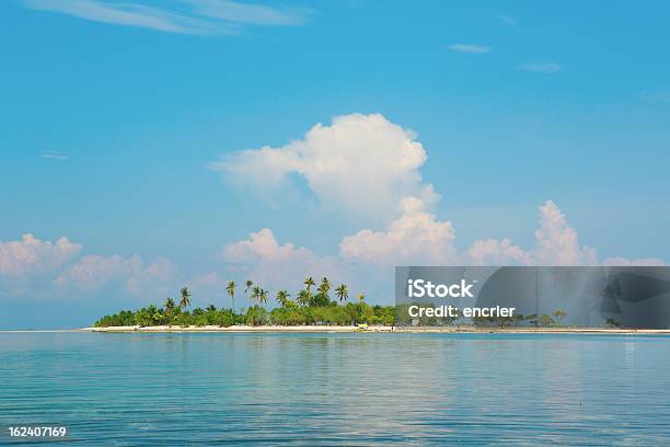 Идеальный Тропический Остров С Пальмами — стоковые фотографии и другие картинки Азия - Азия, Без людей, Береговая линия