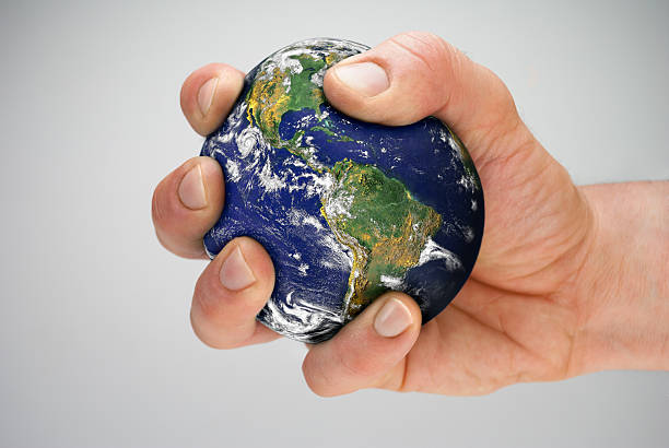 o mundo em suas mãos - crushed human hand earth ball imagens e fotografias de stock