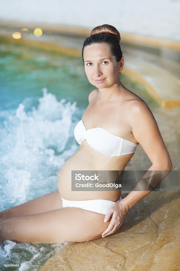 Mujer embarazada - Foto de stock de Bañera caliente libre de derechos