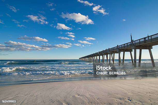 Foto de As Ondas Batem Pensacola Pier e mais fotos de stock de Pensacola -  Pensacola, Flórida - EUA, Praia - iStock