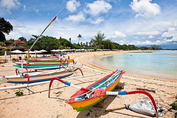 barcos de pesca tradicional, em uma praia em bali sanur, - kuta beach - fotografias e filmes do acervo