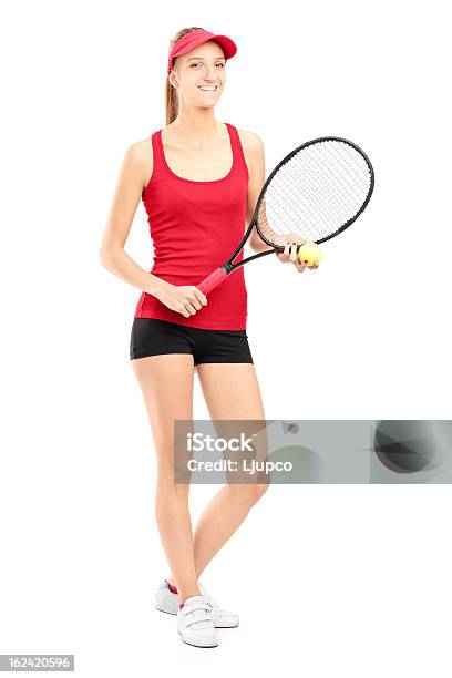Foto de Sorrindo Feminino Segurando A Raquete De Tênis E Bola e mais fotos de stock de Tênis - Esporte de Raquete