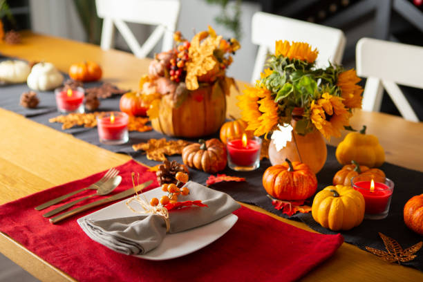 decoración de la mesa de comedor de otoño - autumn table setting flower fotografías e imágenes de stock