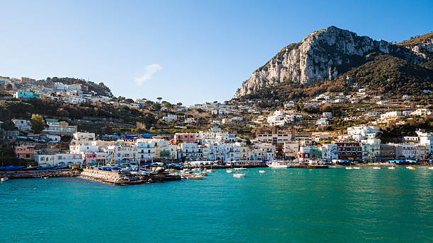 Paisagem da Ilha de Capri, Marina Grande. - fotografia de stock