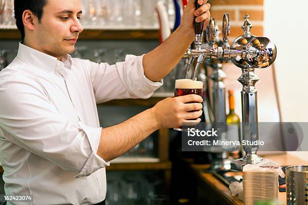 ビールガラスを充填 - アルコール飲料のストックフォトや画像を多数ご用意 - アルコール飲料, カフェ, グラス