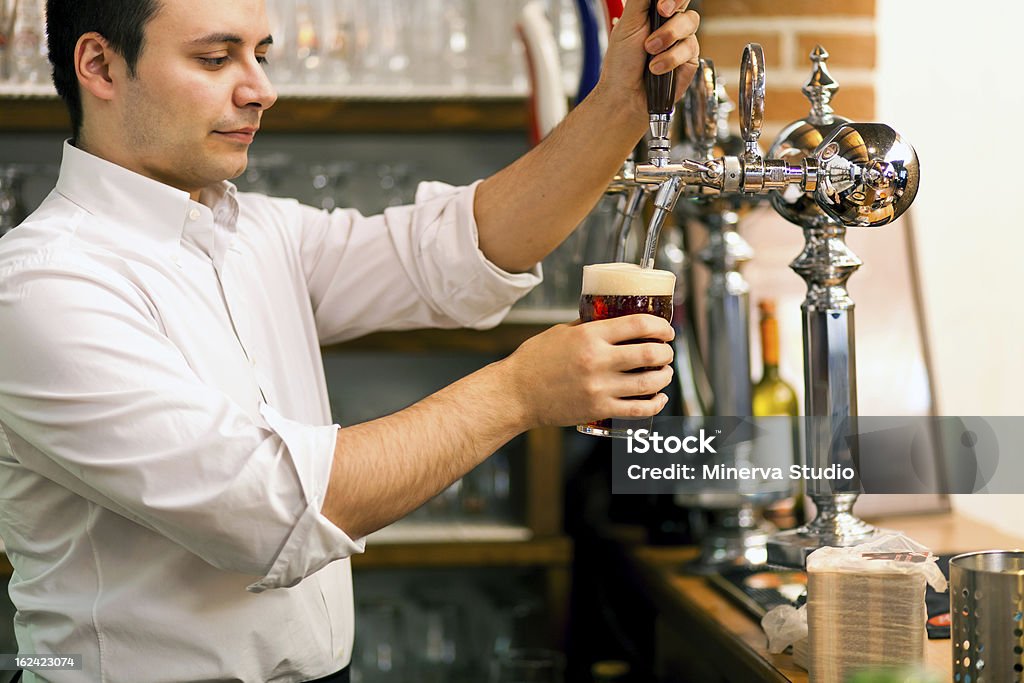 Recheio de vidro com cerveja - Foto de stock de Balcão de bar royalty-free
