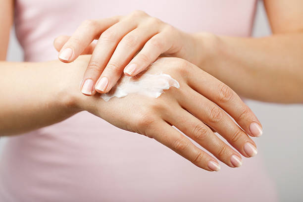 bellissima donna mani con panna - moisturizer human hand women beauty foto e immagini stock