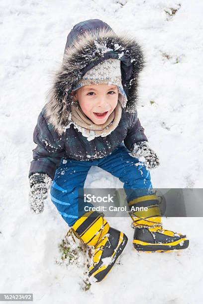 Kleine Junge Spaß Auf Wintertag Stockfoto und mehr Bilder von 4-5 Jahre - 4-5 Jahre, Ganzkörperansicht, Jungen