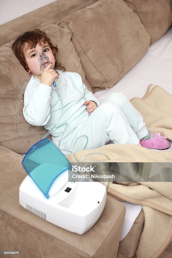 Asma, bambina con Inspirare Maschera - Foto stock royalty-free di Allergia