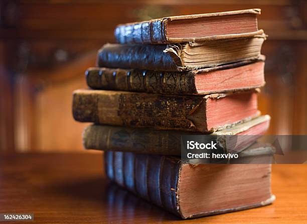 Books Of Mystery — стоковые фотографии и другие картинки Антиквариат - Антиквариат, Без людей, Библиотека