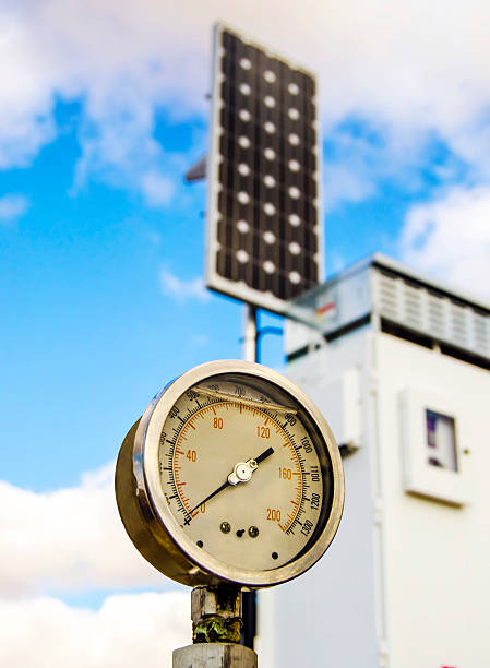 indicatore di pressione e pannello solare di olio pumpjack - gas oil wellhead gauge foto e immagini stock
