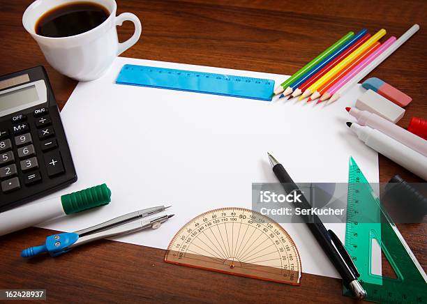 Foto de Mesa Com Folha De Papel E Objetos De Papelaria e mais fotos de stock de Arte e Artesanato - Assunto - Arte e Artesanato - Assunto, Calculadora, Educação