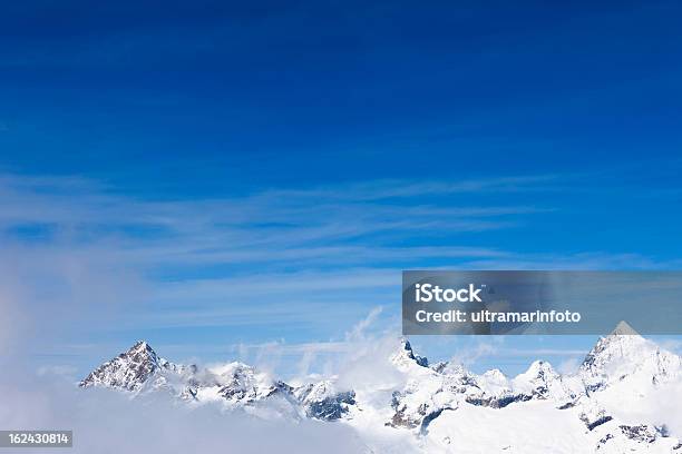 Wysokie Góry Snowy Krajobraz - zdjęcia stockowe i więcej obrazów Alpy - Alpy, Bez ludzi, Chmura
