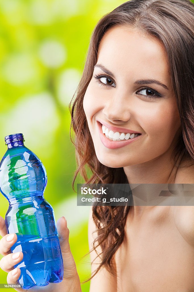 Jeune femme avec de l'eau en plein air - Photo de Adulte libre de droits