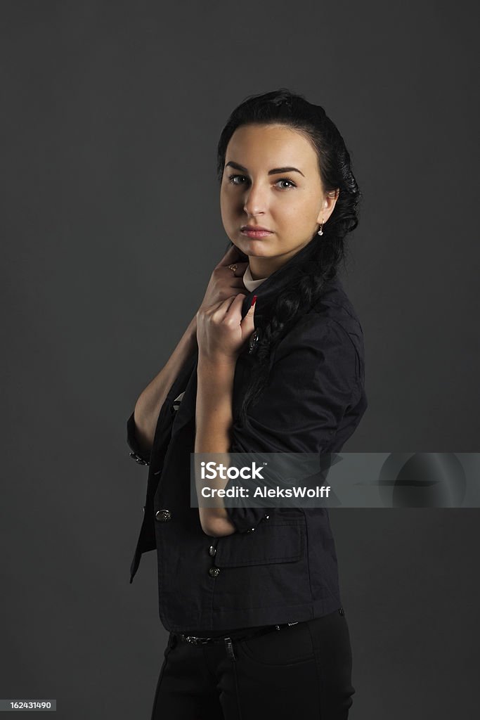 brunette joven en ropa oscuro - Foto de stock de Cabello largo libre de derechos
