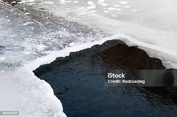 Orificio En El Hielo En El Río Y Agua Potable Foto de stock y más banco de imágenes de Agua - Agua, Agujero, Aire libre