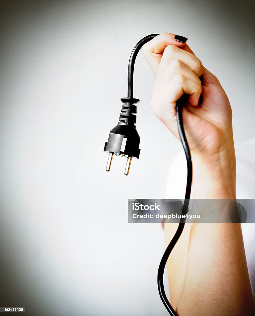 Mujer Mano agarrando negro electric cable con conector macho tipo F - Foto de stock de Enchufe libre de derechos