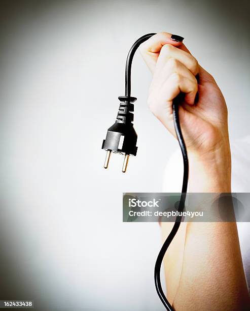 Kobieta Ręce Trzymając Czarny Przewód Elektryczny Z Wtyczką Typu F - zdjęcia stockowe i więcej obrazów Wtyczka elektryczna