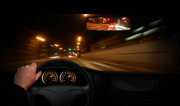 de ir muito rapidamente através da cidade - car dashboard night driving imagens e fotografias de stock