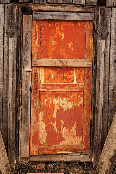 Porta de madeira Velha de laranja com um bloqueio enferrujado - fotografia de stock