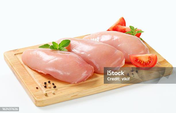 Peito De Frango Cru Os Filetes - Fotografias de stock e mais imagens de Carne - Carne, Carne Sem Osso, Comida