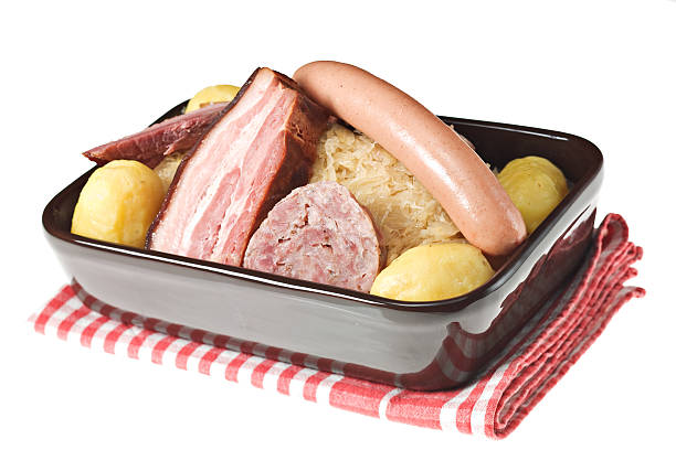 guarnição chucrute - hot dog isolated on white sauerkraut cabbage imagens e fotografias de stock