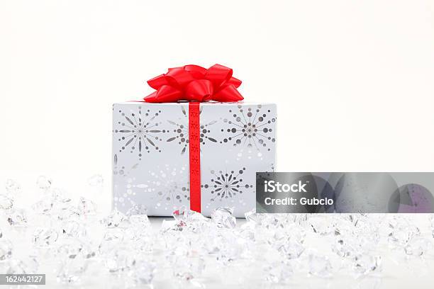 Regalo De Navidad Foto de stock y más banco de imágenes de Adorno de navidad - Adorno de navidad, Brillante, Caja