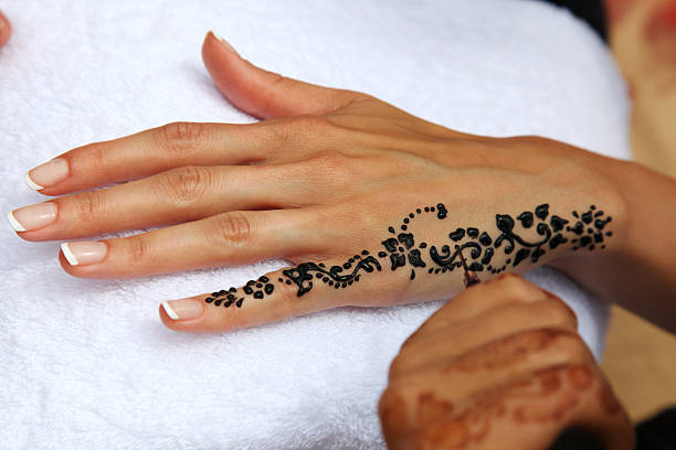 tatouage au henné sur les mains - asian tribal culture photos photos et images de collection