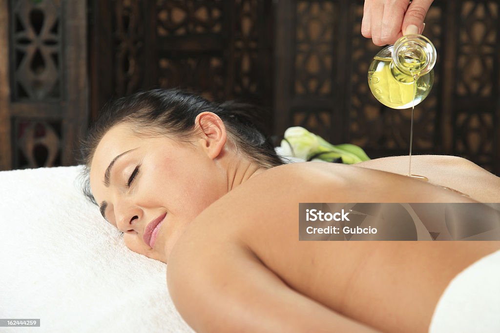 Jovem mulher com Massagem-SPA - Royalty-free Massajar Foto de stock