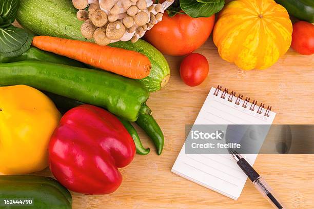 Fondo Blanco Nota Y Verduras Foto de stock y más banco de imágenes de Aguacate - Aguacate, Aguacate de cáscara arrugada, Ajo