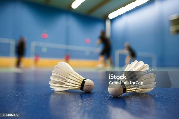 Photo libre de droit de Terrains De Badminton Avec Les Joueurs En Compétition Shuttlecocks Au Premier Plan banque d'images et plus d'images libres de droit de Badminton - Sport