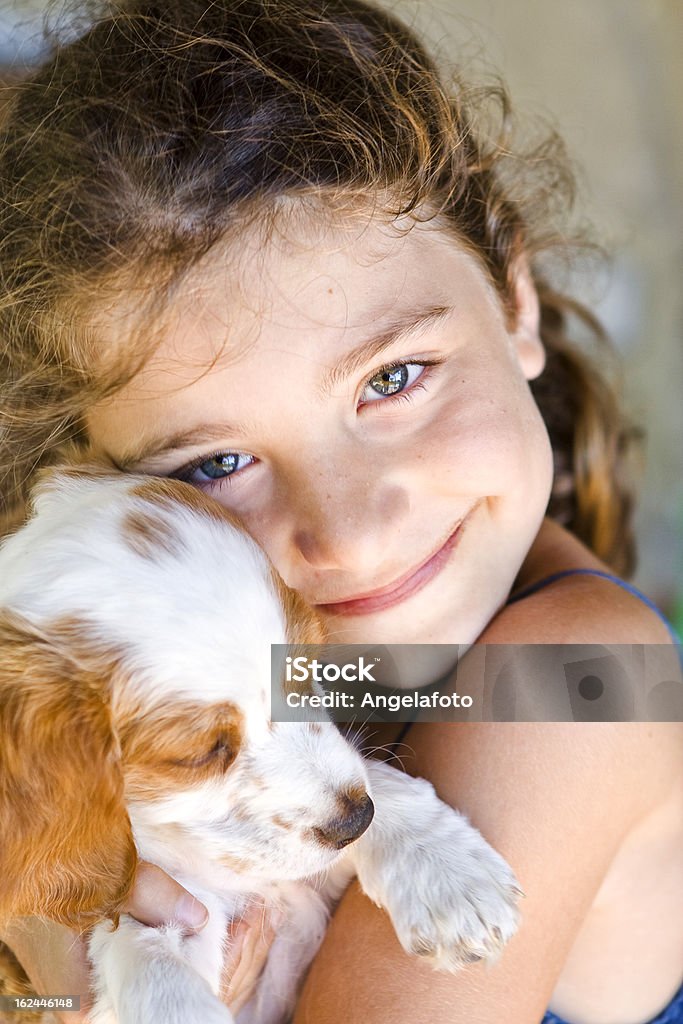 Bambina con il suo cane - Foto stock royalty-free di Accarezzare un animale