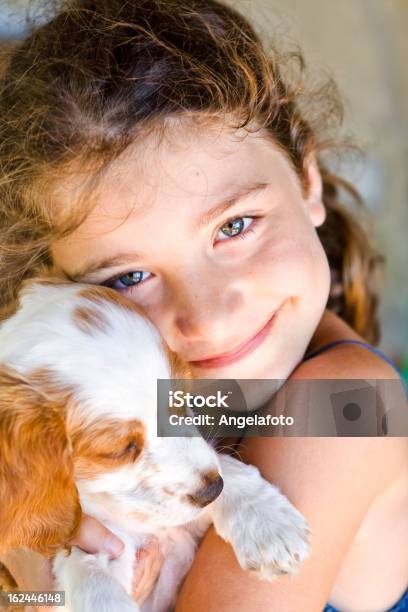 Bambina Con Il Suo Cane - Fotografie stock e altre immagini di Accarezzare un animale - Accarezzare un animale, Amicizia, Animale