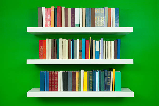 estantes de parede - book store paperback stack - fotografias e filmes do acervo