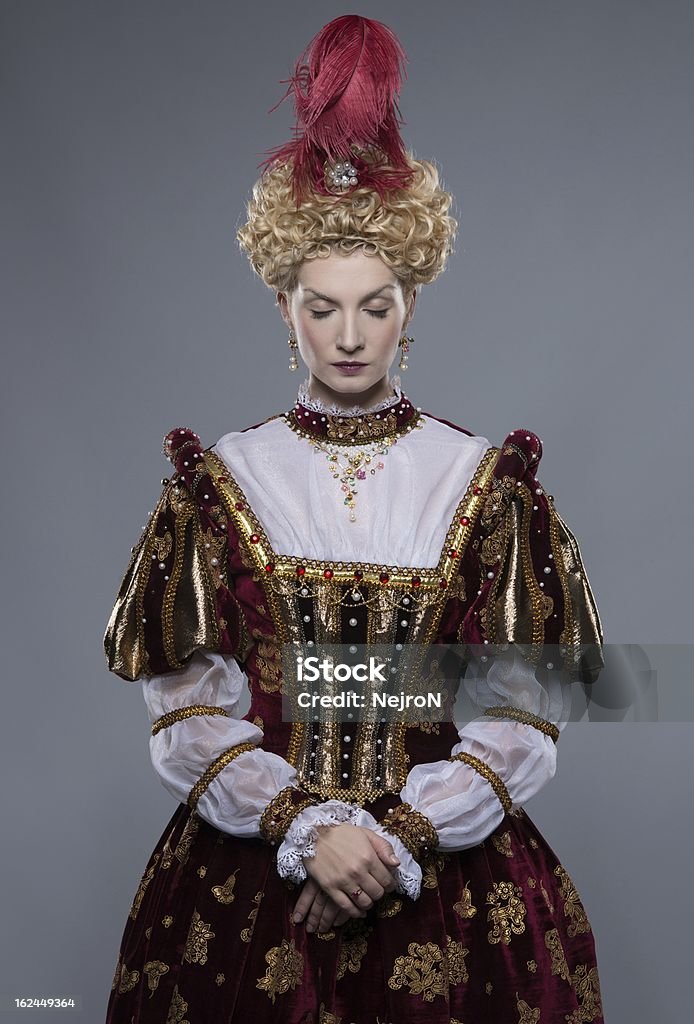 Haughty queen em Vestido isolado na cinza real - Royalty-free Rainha - Pessoa Real Foto de stock