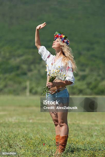 Ukrainische Mädchen In Feld Stockfoto und mehr Bilder von 18-19 Jahre - 18-19 Jahre, Aktivität, Arme hoch