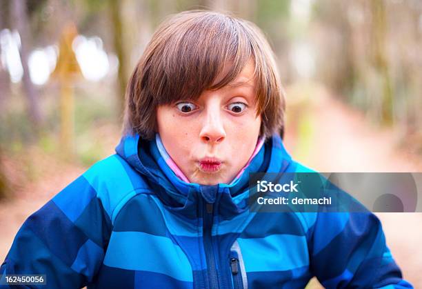 Zaskoczony Chłopiec - zdjęcia stockowe i więcej obrazów Ludzka twarz - Ludzka twarz, Szok, 10-11 lat