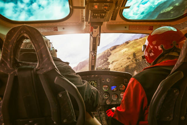 no voo de helicóptero cabine com piloto voando sobre a suíça - lenk im simmental - fotografias e filmes do acervo