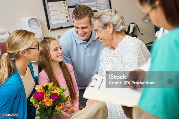 Rodzina Z Dziewczynka Odwiedzenie Chory Dziadek W Szpitalu Pokoju - zdjęcia stockowe i więcej obrazów Bukieciarstwo