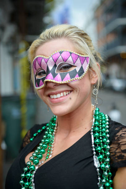 mardi gras chica con perlas y máscara de carnaval verde - mardi gras new orleans mask bead fotografías e imágenes de stock