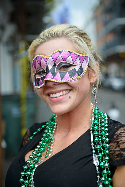 mardi gras ragazza con perline e maschera di carnevale verde - mardi gras new orleans mask bead foto e immagini stock