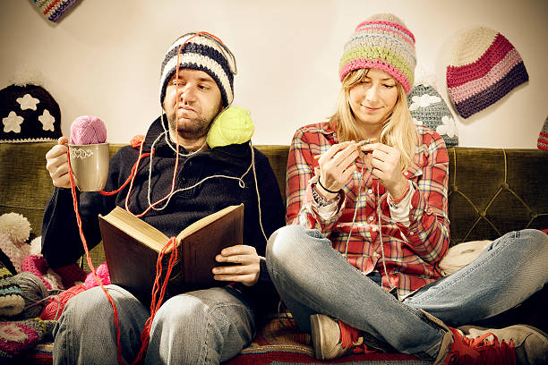 irritante casal jovem mulher knitter portrait on couch - relaxation working humor sofa - fotografias e filmes do acervo