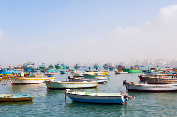 petits bateaux de pêche dans le port d'alexandrie, égypte - alexandrie photos et images de collection