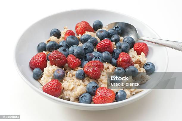 Ciotola Di Farina Davena Con Mirtilli E Fragole - Fotografie stock e altre immagini di Alimentazione sana - Alimentazione sana, Calore - Concetto, Cereali da colazione