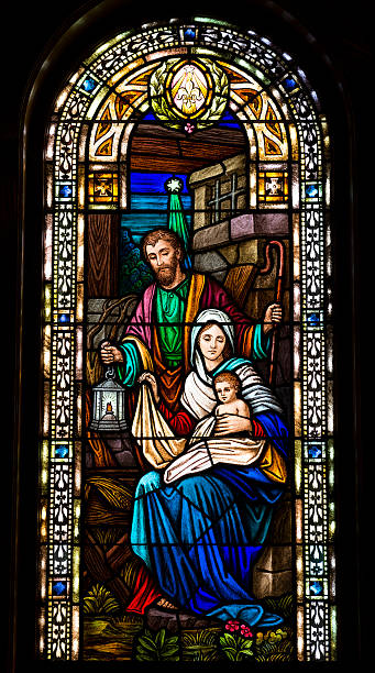 joseph, mary et le bébé jésus en vitrail - stained glass jesus christ glass church photos et images de collection