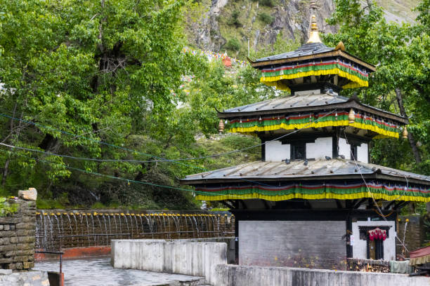 der heilige tempel von muktinath in den himalayas von jomsom, upper mustang in nepal - muktinath stock-fotos und bilder