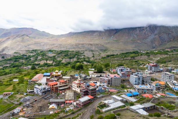 wioska muktinath zdobyta ze świątyni muktinath - muktinath zdjęcia i obrazy z banku zdjęć