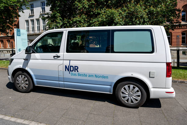 minibus ndr au landeshaus à kiel - north sea audio photos et images de collection