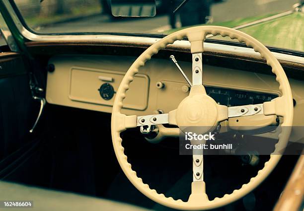 Carro Antigo Volante E Painel De Instrumentos - Fotografias de stock e mais imagens de Carro - Carro, Carro Antigo, Estilo retro